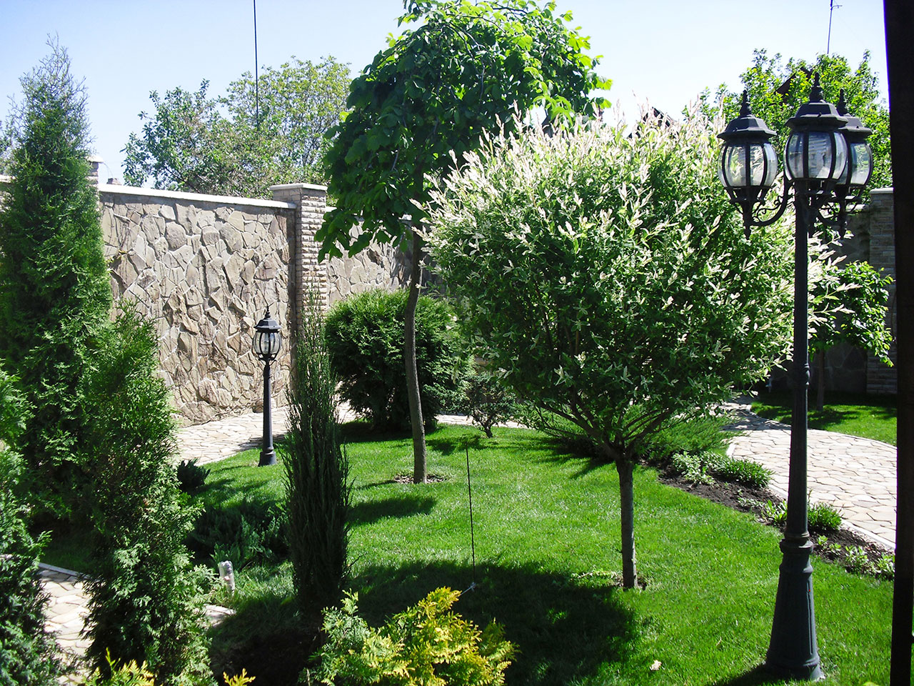 Ландшафтный-дизайн-под-ключ-клумба-хакуро-нишики