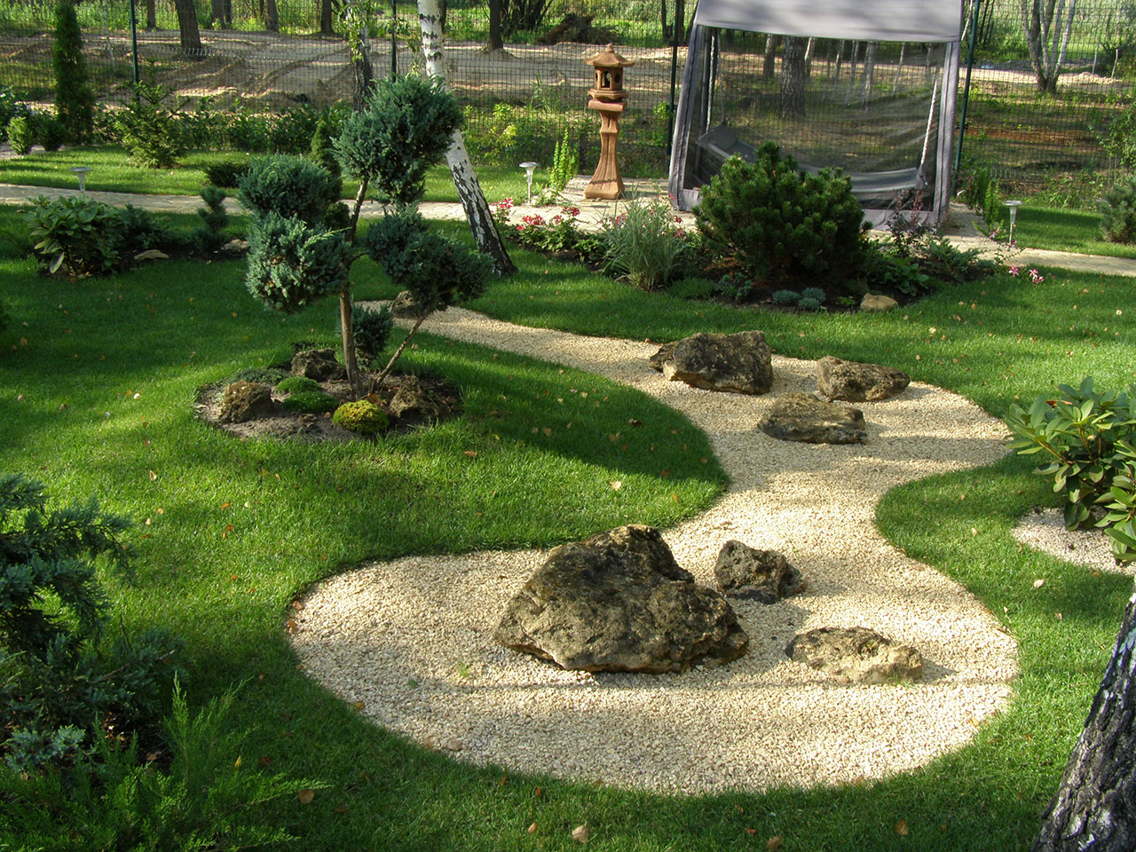 Ландшафтный-дизайн-под-ключ-композиция-с-бонсаи