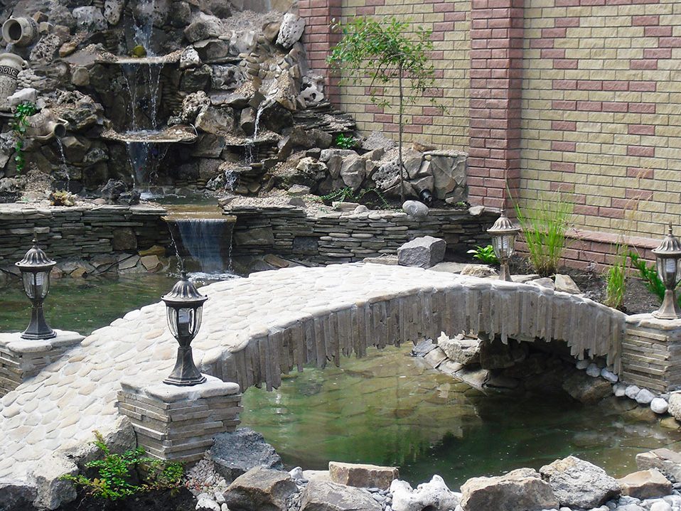 Ландшафтный-дизайн-под-ключ-мостик