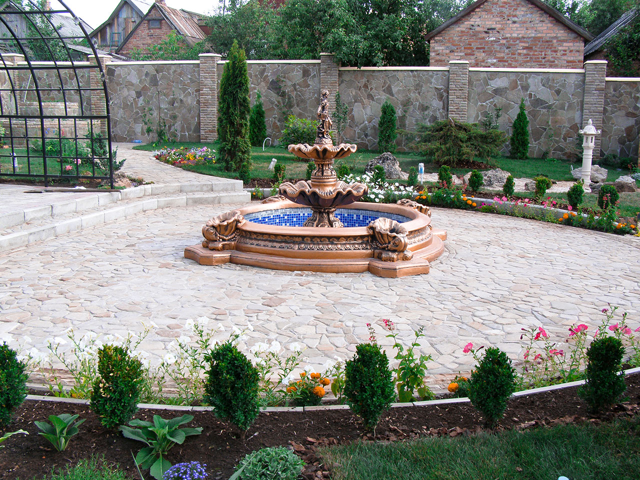 Ландшафтный-дизайн-под-ключ-фонтан-в-ландшафте